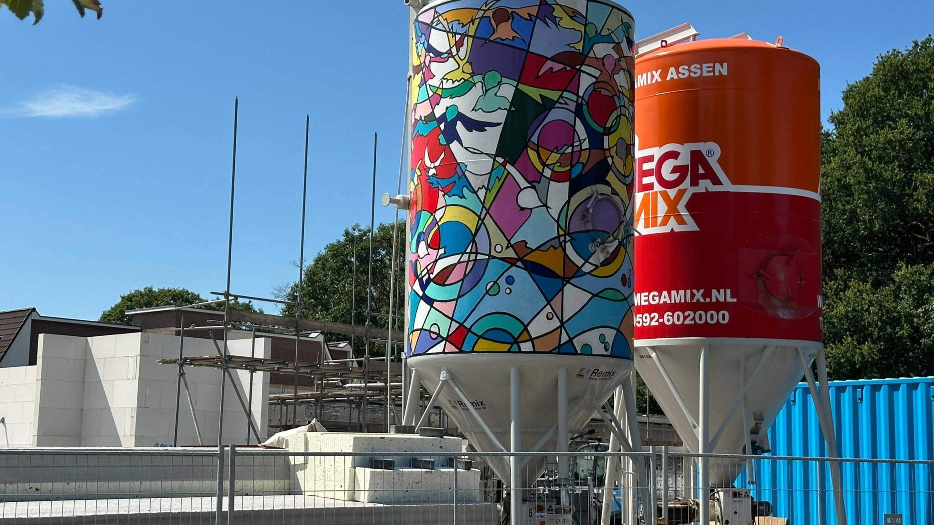 Trots weerzien: kunstsilo van Hoogeveense kunstenaar duikt op langs snelweg bij Spier